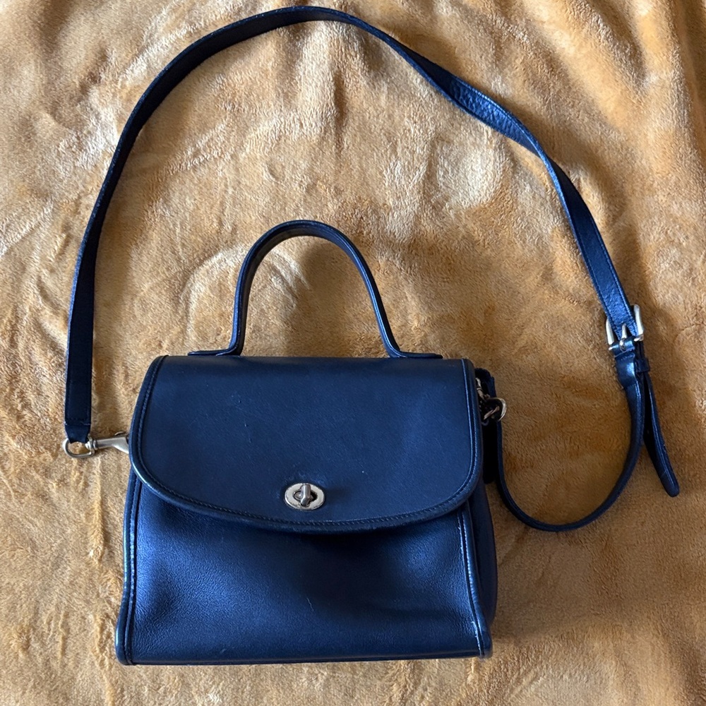 Vintage Coach Manor Handbag - Style 9977